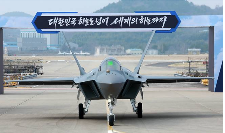제목: KF-21 양산 1호기 출고…‘한국형 전투기 시대’ 본격 열렸다 [박수찬의 軍]